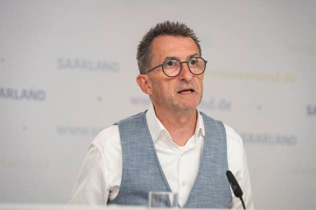 Der Saarländische Innenminister Reinhold Jost (SPD) spricht vor der Landespressekonferenz in Saarbrücken über Neuerungen im Polizeigesetz. Demnach will das Land Handyblitzer legalisieren und den Kampf gegen Drohnen authorisieren. *** Saarland Interior Minister Reinhold Jost (SPD) speaks at the state press conference in Saarbrücken about changes to the police law. According to the plan, the state intends to legalize cell phone speed cameras and authorize measures to combat drones. bub