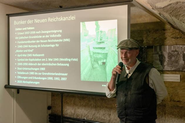 Erhalt des Großen Bunkers der Neuen Reichskanzlei, Präsentation Berlin, Verein Berliner Unterwelten, Unterirdische Ausstellungsräume des Vereins, Am Zeughaus, Dietmar Arnold, Vorsitzender, für den Erhalt des Großen Bunkers der Neuen Reichskanzlei, Präsentation, Pressekonferenz Berlin Berlin GER *** Preservation of the Great Bunker of the New Reich Chancellery, Presentation in Berlin, Berliner Unterwelten Association, the association’s underground exhibition spaces, Am Zeughaus, Dietmar Arnold, Chairman, for the Preservation of the Large Bunker of the New Reich Chancellery, Presentation, Press Conference, Berlin, Germany