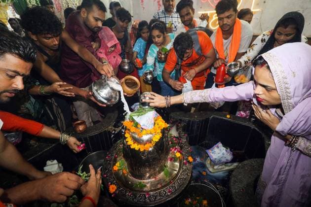 RECORD DATE NOT STATED Devotees and Kanwariyas offer prayers and perform ˜Abhishek™ with a milk on Sawan Shivratri at Gufa Wala Temple New Delhi, Aug 11 (ANI): Devotees and Kanwariyas offer prayers and perform ˜Abhishek™ with a milk on the occasion of Sawan Shivratri at Gufa Wala Temple, Preet Vihar, in New Delhi on Tuesday. New Delhi Delhi India Copyright: xANIx ANI_20260811054