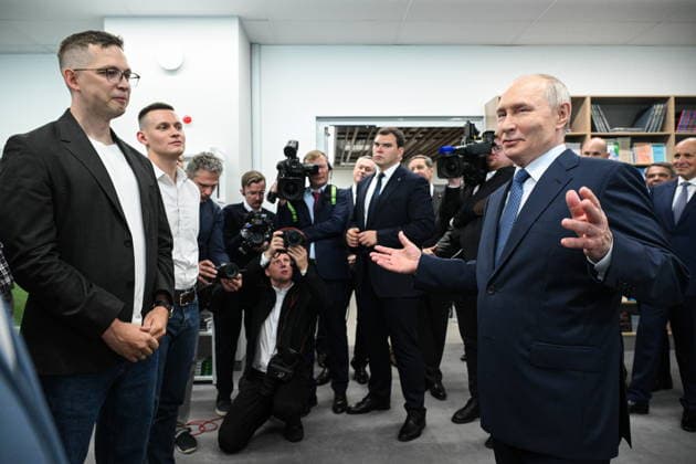 RUSSIA, NOVOSIBIRSK - AUGUST 11, 2026: Russia s President Vladimir Putin (R) meets with students, postgraduates, and young scientists from the Novosibirsk Region at the Specialised Educational Scientific Centre of Novosibirsk State University Novosibirsk Russia  - ZUMAt113 20260811_zaa_t113_093 Copyright: xKristinaxSolovyovax