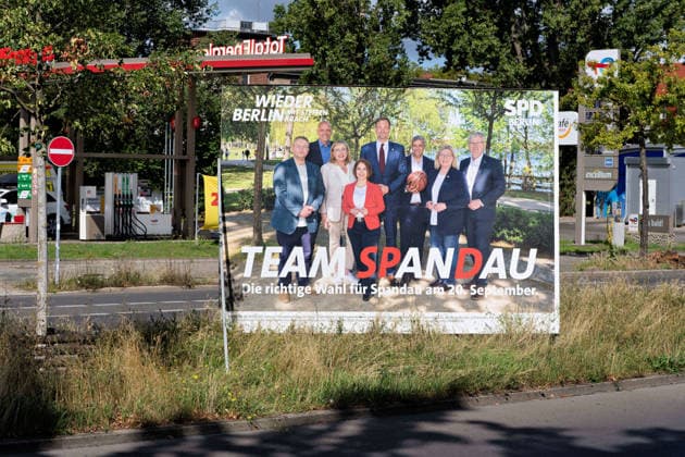Berlin,11.08.2026,Wahlplakat der Partei SPD Team Spandau u.a Raed Saleh zur Wahl zum 20.Abgeordnetenhaus von Berlin sowie zu den Bezirksverordnetenversammlungen am 20.09.2026. *** Berlin, August 11, 2026—Election poster for the SPD Team Spandau party, featuring Raed Saleh, among others, for the election to the 20th Berlin House of Representatives and the district councils on September 20, 2026