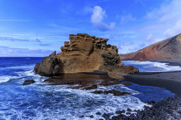Creative Highlights World Lanzarote, Kanarische Inseln, Spanien, Europa, El Golfo, Majestätische Felsformation am Meer mit schäumenden Wellen unter blauem Himmel Lanzarote, Canary Islands, Spain, Europe, El Golfo, Majestic rock formation by the sea with foaming waves under a blue sky Copyright: imageBROKER RonaldxWittek ibxron18699806.jpg