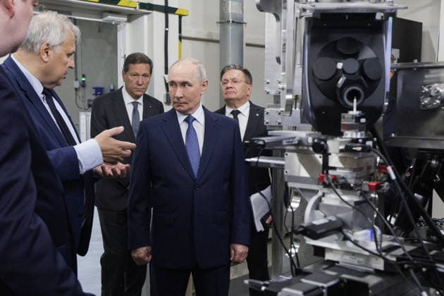 RUSSIA, NOVOSIBIRSK - AUGUST 11, 2026: Russia s President Vladimir Putin (C) visits Shared Research Facility of the Siberian Ring Source of Photons (SKIF). Pictured L-R: Valery Bukhtiyarov, Director of Boreskov Institute of Catalysis of the Siberian Branch of the Russian Academy of Sciences, Russian State Duma s First Deputy Speaker Alexander Zhukov and Alexei Likhachev, Director General of the Rosatom State Atomic Energy Corporation Novosibirsk Russia  - ZUMAt113 20260811_zaa_t113_214 Copyright: xGavriilxGrigorovx