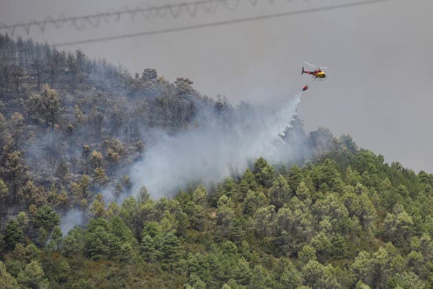 The wildfire in Las Penas de Riglos, Huesca, continues to spread, with 3,500 hectares burned and more than 500 people evacuated. A water-bombing helicopter is working to extinguish the wildfire in Las Penas de Riglos, on August 11, 2026, in Las Penas de Riglos, Hoya de Huesca, Huesca, Aragon, Spain. The wildfire that began on Monday, August 10, in the municipality of Las Penas de Riglos, Huesca, continues to spread on Tuesday, with some 3,500 hectares burned and a total of 156 people evacuated. This morning, the evacuation of Bailo, Alastuey, and Larués was ordered. AUGUST 11, 2026. Veró, Huesca, Aragon, Huesca, Aragon, Spain  Copyright: xVeronicaxLacasax 7709868