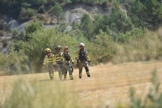 The wildfire in Las Penas de Riglos, Huesca, continues to spread, with 3,500 hectares burned and more than 500 people evacuated. Firefighters are working to extinguish the wildfire in Las Penas de Riglos, as of August 11, 2026, in Las Penas de Riglos, Hoya de Huesca, Huesca, Aragon, Spain. The wildfire that began on Monday, August 10, in the municipality of Las Penas de Riglos, Huesca, continues to spread on Tuesday, with some 3,500 hectares burned and a total of 156 people evacuated. This morning, the evacuation of Bailo, Alastuey, and Larués was ordered. AUGUST 11, 2026. Veró, Huesca, Aragon, Huesca, Aragon, Spain  Copyright: xVeronicaxLacasax 7709874