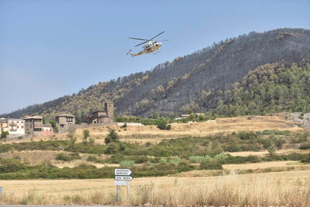 The wildfire in Las Penas de Riglos, Huesca, continues to spread, with 3,500 hectares burned and more than 500 people evacuated. A helicopter is transporting firefighters to assist in extinguishing the wildfire in Las Penas de Riglos, on August 11, 2026, in Las Penas de Riglos, Hoya de Huesca, Huesca, Aragon, Spain. The wildfire that began this Monday, August 10, in the municipality of Las Penas de Riglos, Huesca, continues to spread this Tuesday, with some 3,500 hectares burned and a total of 156 people evacuated. This morning, the evacuation of Bailo, Alastuey, and Larués was ordered. AUGUST 11, 2026. Veró, Huesca, Aragon, Huesca, Aragon, Spain  Copyright: xVeronicaxLacasax 7709882