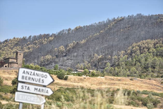 The wildfire in Las Penas de Riglos, Huesca, continues to spread, with 3,500 hectares burned and more than 500 people evacuated. View of the scorched areas left in the wake of the Las Penas de Riglos wildfire, on August 11, 2026, in Las Penas de Riglos, Hoya de Huesca, Huesca, Aragon, Spain. The wildfire that began on Monday, August 10, in the municipality of Las Penas de Riglos, Huesca, continues to spread on Tuesday, with some 3,500 hectares burned and a total of 156 people evacuated. This morning, the evacuation of Bailo, Alastuey, and Larués was ordered. AUGUST 11, 2026. Veró, Huesca, Aragon, Huesca, Aragon, Spain  Copyright: xVeronicaxLacasax 7709886