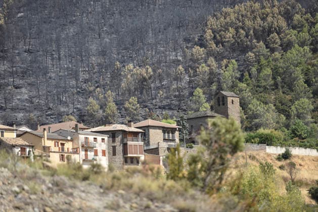 The wildfire in Las Penas de Riglos, Huesca, continues to spread, with 3,500 hectares burned and more than 500 people evacuated. View of the scorched areas left in the wake of the Las Penas de Riglos wildfire, on August 11, 2026, in Las Penas de Riglos, Hoya de Huesca, Huesca, Aragon, Spain. The wildfire that began on Monday, August 10, in the municipality of Las Penas de Riglos, Huesca, continues to spread on Tuesday, with some 3,500 hectares burned and a total of 156 people evacuated. This morning, the evacuation of Bailo, Alastuey, and Larués was ordered. AUGUST 11, 2026. Veró, Huesca, Aragon, Huesca, Aragon, Spain  Copyright: xVeronicaxLacasax 7709888