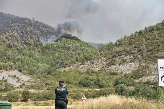 The wildfire in Las Penas de Riglos, Huesca, continues to spread, with 3,500 hectares burned and more than 500 people evacuated. View of the wildfire in Las Penas de Riglos on August 11, 2026, in Las Penas de Riglos, Hoya de Huesca, Huesca, Aragon, Spain. The wildfire that began on Monday, August 10, in the municipality of Las Penas de Riglos, Huesca, continues to spread on Tuesday, with some 3,500 hectares burned and a total of 156 people evacuated. This morning, the evacuation of Bailo, Alastuey, and Larués was ordered. AUGUST 11, 2026. Veró, Huesca, Aragon, Huesca, Aragon, Spain  Copyright: xVeronicaxLacasax 7709892