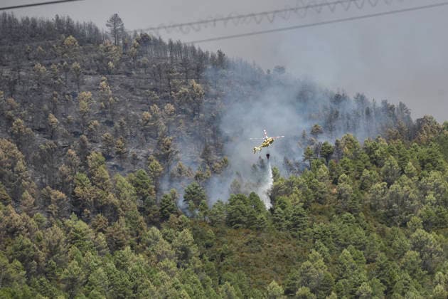The wildfire in Las Penas de Riglos, Huesca, continues to spread, with 3,500 hectares burned and more than 500 people evacuated. A water-bombing helicopter is working to extinguish the wildfire in Las Penas de Riglos, on August 11, 2026, in Las Penas de Riglos, Hoya de Huesca, Huesca, Aragon, Spain. The wildfire that began on Monday, August 10, in the municipality of Las Penas de Riglos, Huesca, continues to spread on Tuesday, with some 3,500 hectares burned and a total of 156 people evacuated. This morning, the evacuation of Bailo, Alastuey, and Larués was ordered. AUGUST 11, 2026. Veró, Huesca, Aragon, Huesca, Aragon, Spain  Copyright: xVeronicaxLacasax 7709866