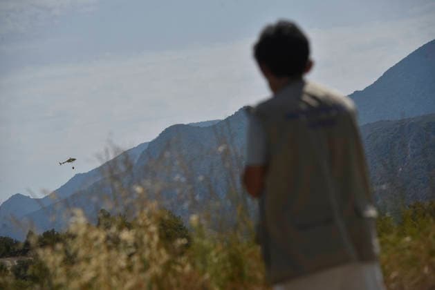 The wildfire in Las Penas de Riglos, Huesca, continues to spread, with 3,500 hectares burned and more than 500 people evacuated. A water-bombing helicopter is working to extinguish the wildfire in Las Penas de Riglos, on August 11, 2026, in Las Penas de Riglos, Hoya de Huesca, Huesca, Aragon, Spain. The wildfire that began on Monday, August 10, in the municipality of Las Penas de Riglos, Huesca, continues to spread on Tuesday, with some 3,500 hectares burned and a total of 156 people evacuated. This morning, the evacuation of Bailo, Alastuey, and Larués was ordered. AUGUST 11, 2026. Veró, Huesca, Aragon, Huesca, Aragon, Spain  Copyright: xVeronicaxLacasax 7709867