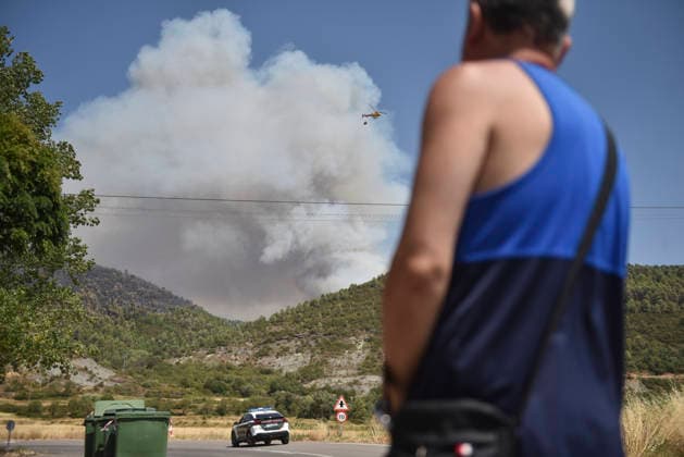 The wildfire in Las Penas de Riglos, Huesca, continues to spread, with 3,500 hectares burned and more than 500 people evacuated. A water-bombing helicopter is working to extinguish the wildfire in Las Penas de Riglos, on August 11, 2026, in Las Penas de Riglos, Hoya de Huesca, Huesca, Aragon, Spain. The wildfire that began on Monday, August 10, in the municipality of Las Penas de Riglos, Huesca, continues to spread on Tuesday, with some 3,500 hectares burned and a total of 156 people evacuated. This morning, the evacuation of Bailo, Alastuey, and Larués was ordered. AUGUST 11, 2026. Veró, Huesca, Aragon, Huesca, Aragon, Spain  Copyright: xVeronicaxLacasax 7709869