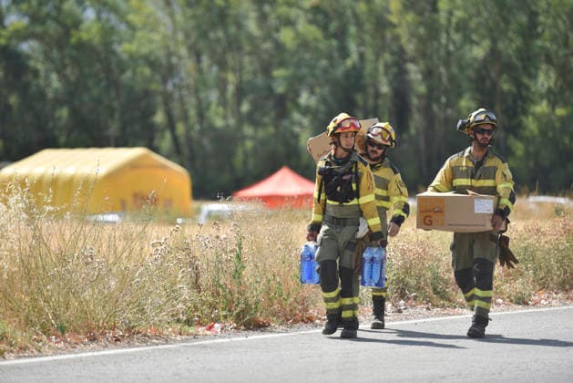 The wildfire in Las Penas de Riglos, Huesca, continues to spread, with 3,500 hectares burned and more than 500 people evacuated. Firefighters are working to extinguish the wildfire in Las Penas de Riglos, as of August 11, 2026, in Las Penas de Riglos, Hoya de Huesca, Huesca, Aragon, Spain. The wildfire that began on Monday, August 10, in the municipality of Las Penas de Riglos, Huesca, continues to spread on Tuesday, with some 3,500 hectares burned and a total of 156 people evacuated. This morning, the evacuation of Bailo, Alastuey, and Larués was ordered. AUGUST 11, 2026. Veró, Huesca, Aragon, Huesca, Aragon, Spain  Copyright: xVeronicaxLacasax 7709878