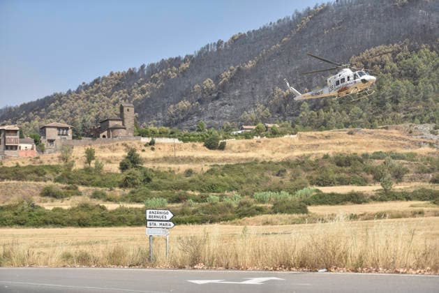 The wildfire in Las Penas de Riglos, Huesca, continues to spread, with 3,500 hectares burned and more than 500 people evacuated. A helicopter is transporting firefighters to assist in extinguishing the wildfire in Las Penas de Riglos, on August 11, 2026, in Las Penas de Riglos, Hoya de Huesca, Huesca, Aragon, Spain. The wildfire that began on Monday, August 10, in the municipality of Las Penas de Riglos, Huesca, continues to spread on Tuesday, with some 3,500 hectares burned and a total of 156 people evacuated. This morning, the evacuation of Bailo, Alastuey, and Larués was ordered. AUGUST 11, 2026. Veró, Huesca, Aragon, Huesca, Aragon, Spain  Copyright: xVeronicaxLacasax 7709883