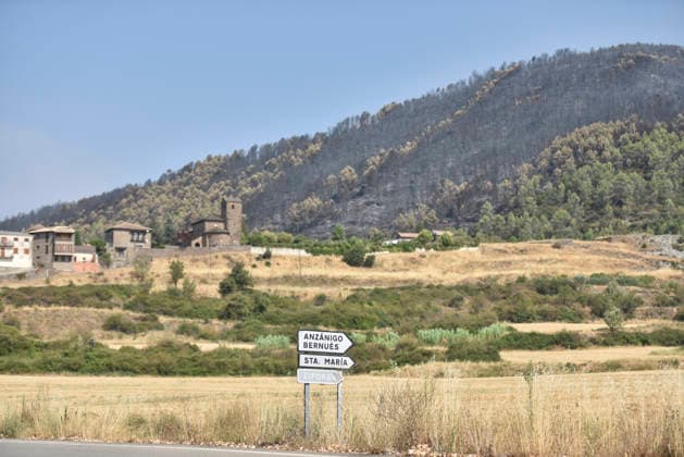 The wildfire in Las Penas de Riglos, Huesca, continues to spread, with 3,500 hectares burned and more than 500 people evacuated. View of the scorched areas left in the wake of the Las Penas de Riglos wildfire, on August 11, 2026, in Las Penas de Riglos, Hoya de Huesca, Huesca, Aragon, Spain. The wildfire that began on Monday, August 10, in the municipality of Las Penas de Riglos, Huesca, continues to spread on Tuesday, with some 3,500 hectares burned and a total of 156 people evacuated. This morning, the evacuation of Bailo, Alastuey, and Larués was ordered. AUGUST 11, 2026. Veró, Huesca, Aragon, Huesca, Aragon, Spain  Copyright: xVeronicaxLacasax 7709884
