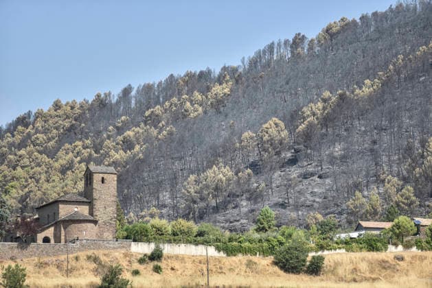 The wildfire in Las Penas de Riglos, Huesca, continues to spread, with 3,500 hectares burned and more than 500 people evacuated. View of the scorched areas left in the wake of the Las Penas de Riglos wildfire, on August 11, 2026, in Las Penas de Riglos, Hoya de Huesca, Huesca, Aragon, Spain. The wildfire that began on Monday, August 10, in the municipality of Las Penas de Riglos, Huesca, continues to spread on Tuesday, with some 3,500 hectares burned and a total of 156 people evacuated. This morning, the evacuation of Bailo, Alastuey, and Larués was ordered. AUGUST 11, 2026. Veró, Huesca, Aragon, Huesca, Aragon, Spain  Copyright: xVeronicaxLacasax 7709885