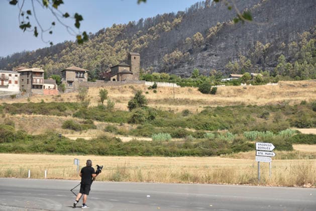 The wildfire in Las Penas de Riglos, Huesca, continues to spread, with 3,500 hectares burned and more than 500 people evacuated. View of the scorched areas left in the wake of the Las Penas de Riglos wildfire, on August 11, 2026, in Las Penas de Riglos, Hoya de Huesca, Huesca, Aragon, Spain. The wildfire that began on Monday, August 10, in the municipality of Las Penas de Riglos, Huesca, continues to spread on Tuesday, with some 3,500 hectares burned and a total of 156 people evacuated. This morning, the evacuation of Bailo, Alastuey, and Larués was ordered. AUGUST 11, 2026. Veró, Huesca, Aragon, Huesca, Aragon, Spain  Copyright: xVeronicaxLacasax 7709887