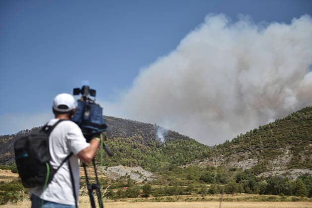 The wildfire in Las Penas de Riglos, Huesca, continues to spread, with 3,500 hectares burned and more than 500 people evacuated. View of the wildfire in Las Penas de Riglos on August 11, 2026, in Las Penas de Riglos, Hoya de Huesca, Huesca, Aragon, Spain. The wildfire that began on Monday, August 10, in the municipality of Las Penas de Riglos, Huesca, continues to spread on Tuesday, with some 3,500 hectares burned and a total of 156 people evacuated. This morning, the evacuation of Bailo, Alastuey, and Larués was ordered. AUGUST 11, 2026. Veró, Huesca, Aragon, Huesca, Aragon, Spain  Copyright: xVeronicaxLacasax 7709890