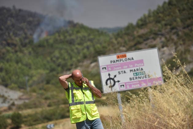 The wildfire in Las Penas de Riglos, Huesca, continues to spread, with 3,500 hectares burned and more than 500 people evacuated. View of the wildfire in Las Penas de Riglos on August 11, 2026, in Las Penas de Riglos, Hoya de Huesca, Huesca, Aragon, Spain. The wildfire that began on Monday, August 10, in the municipality of Las Penas de Riglos, Huesca, continues to spread on Tuesday, with some 3,500 hectares burned and a total of 156 people evacuated. This morning, the evacuation of Bailo, Alastuey, and Larués was ordered. AUGUST 11, 2026. Veró, Huesca, Aragon, Huesca, Aragon, Spain  Copyright: xVeronicaxLacasax 7709891