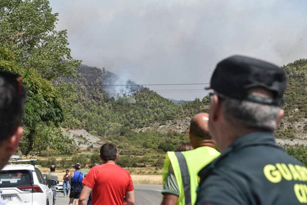 The wildfire in Las Penas de Riglos, Huesca, continues to spread, with 3,500 hectares burned and more than 500 people evacuated. View of the wildfire in Las Penas de Riglos on August 11, 2026, in Las Penas de Riglos, Hoya de Huesca, Huesca, Aragon, Spain. The wildfire that began on Monday, August 10, in the municipality of Las Penas de Riglos, Huesca, continues to spread on Tuesday, with some 3,500 hectares burned and a total of 156 people evacuated. This morning, the evacuation of Bailo, Alastuey, and Larués was ordered. AUGUST 11, 2026. Veró, Huesca, Aragon, Huesca, Aragon, Spain  Copyright: xVeronicaxLacasax 7709894