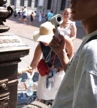 IPA87397534 - Milan, August 11, 2026: It’s hot in Milan. The heat wave continues, and tourists are shielding themselves from the sun with clothing, umbrellas, and hats, and are cooling off or drinking water at the fountain in Piazza Scala.  Copyright: xDuilioxPiaggesix xDuilioxPiaggesix 87397534