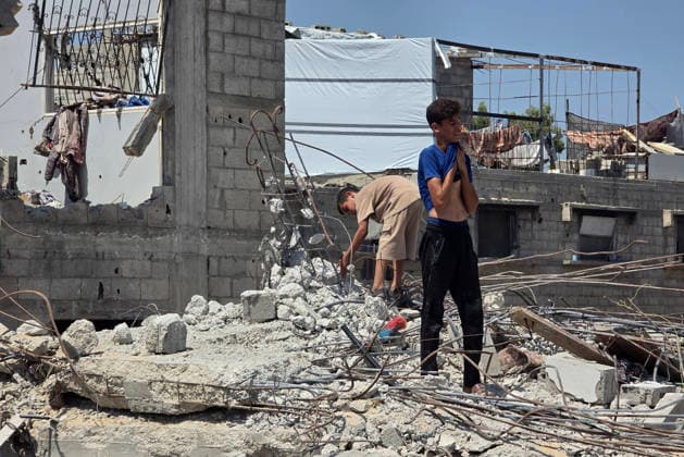 Palestinians Clear Rubble to Return to Destroyed Homes in Khan Younis Palestinians clear rubble from their destroyed homes in Khan Younis refugee camp in the southern Gaza Strip, on August 11, 2026, as they prepare to move their tents to the area amid continued rubble accumulation and delays in debris removal and reconstruction. Families say overcrowding and the spread of insects and rodents in displacement areas have prompted them to try to return to the sites of their destroyed homes. Photo by Tariq Mohammad APA Images Khan Yunis Gaza Strip Palestinian Territory 110826_Khan_Yunis_TM_01(19) Copyright: xapaimagesxTariqxMohammad xapaimagesx