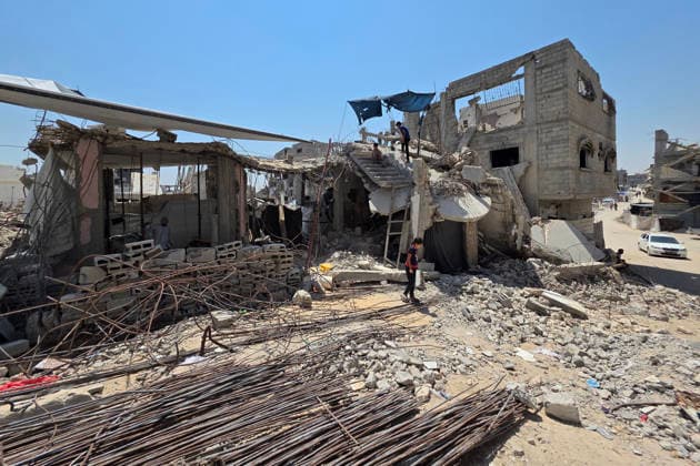 Palestinians Clear Rubble to Return to Destroyed Homes in Khan Younis Palestinians clear rubble from their destroyed homes in Khan Younis refugee camp in the southern Gaza Strip, on August 11, 2026, as they prepare to move their tents to the area amid continued rubble accumulation and delays in debris removal and reconstruction. Families say overcrowding and the spread of insects and rodents in displacement areas have prompted them to try to return to the sites of their destroyed homes. Photo by Tariq Mohammad APA Images Khan Yunis Gaza Strip Palestinian Territory 110826_Khan_Yunis_TM_01(25) Copyright: xapaimagesxTariqxMohammad xapaimagesx