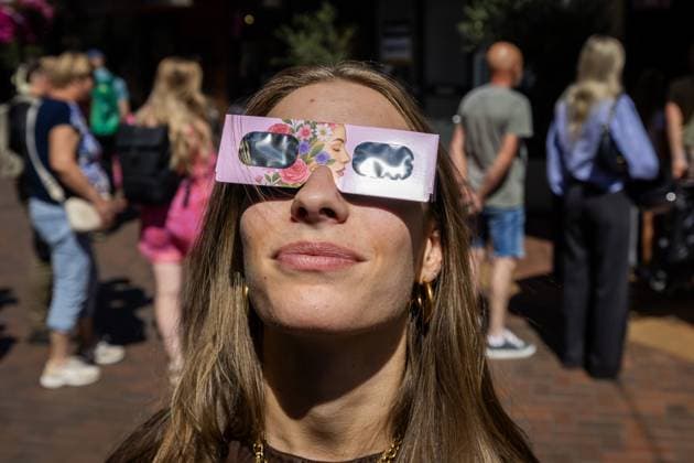 ALMELO - Selling eclipse glasses in Almelo. The sun will soon be almost completely eclipsed, and something like this does not happen often in the Netherlands. VINCENT JANNINK ANP netherlands out - belgium out  Copyright: xx x565269270x originalFilename: 565269270.jpg