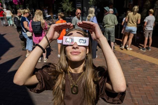 ALMELO - Selling eclipse glasses in Almelo. The sun will soon be almost completely eclipsed, and something like this does not happen often in the Netherlands. VINCENT JANNINK ANP netherlands out - belgium out  Copyright: xx x565269271x originalFilename: 565269271.jpg