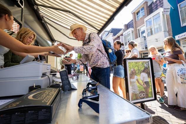 ALMELO - Selling eclipse glasses in Almelo. The sun will soon be almost completely eclipsed, and something like this does not happen often in the Netherlands. VINCENT JANNINK ANP netherlands out - belgium out  Copyright: xx x565269280x originalFilename: 565269280.jpg
