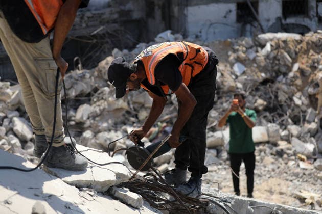 Civil Defense Teams Recover Bodies From Gaza City Rubble Palestinian Civil Defense members, in cooperation with the International Committee of the Red Cross (ICRC), work with limited resources to recover bodies from beneath the rubble of a home belonging to the Gharbiya family in western Gaza City, Gaza Strip, on August 11, 2026. Medics say 13 bodies remain trapped under the rubble, as search and recovery operations continue amid a severe shortage of heavy equipment needed to clear debris and reach the victims. Photo by Bilal Osama apaimages Gaza city Gaza Strip Palestinian Territory 110826_Gaza_BO_01(25) Copyright: xapaimagesxBilalxOsamax xapaimagesx