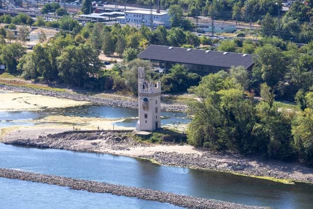 August 2026, Extremes Niedrigwasser am Mittelrhein***Der Binger Mäuseturm ist inzwischen fußläufig erreichbar, was jedoch verboten ist *** August 2026, Extremely Low Water Levels on the Middle Rhine***The Mäuseturm in Bingen is now within walking distance, though walking there is prohibited Copyright: xUdoxHerrmannx