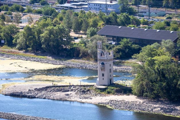 August 2026, Extremes Niedrigwasser am Mittelrhein***Der Binger Mäuseturm ist inzwischen fußläufig erreichbar, was jedoch verboten ist *** August 2026, Extremely Low Water Levels on the Middle Rhine***The Mäuseturm in Bingen is now within walking distance, though walking there is prohibited Copyright: xUdoxHerrmannx