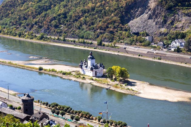 August 2026, Extremes Niedrigwasser am Mittelrhein***Blick auf die Burg Pfalzgrafenstein bei Kaub *** August 2026, Extremely Low Water Levels on the Middle Rhine***View of Pfalzgrafenstein Castle near Kaub Copyright: xUdoxHerrmannx