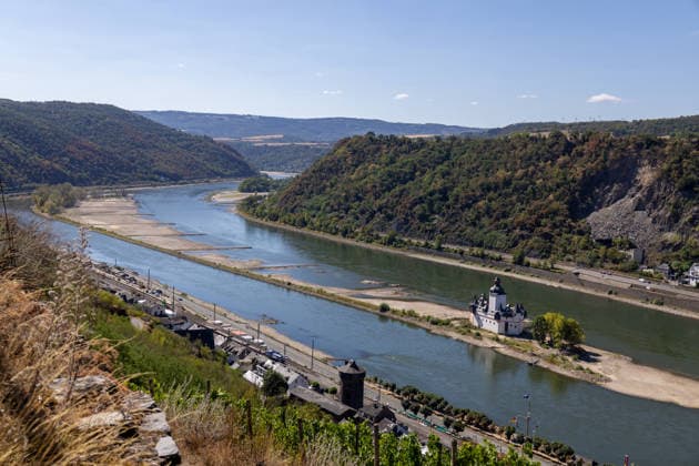 August 2026, Extremes Niedrigwasser am Mittelrhein***Der Rhein bei Kaub mit der Burg Pfalzgrafenstein am rechten Bildrand *** August 2026, Extremely low water levels on the Middle Rhine***The Rhine near Kaub, with Pfalzgrafenstein Castle on the right edge of the picture Copyright: xUdoxHerrmannx