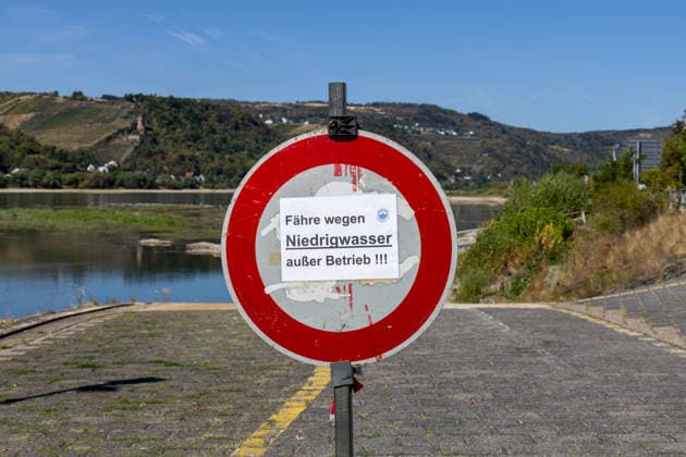 August 2026, Extremes Niedrigwasser am Mittelrhein***Die Rheinfähre Kaub hat am 09.08.26 den Betrieb wegen dem Niedrigwasser vorrübergehend eingestellt *** August 2026, Extremely Low Water Levels on the Middle Rhine***The Kaub Rhine ferry temporarily suspended operations on August 9, 2026, due to low water levels Copyright: xUdoxHerrmannx