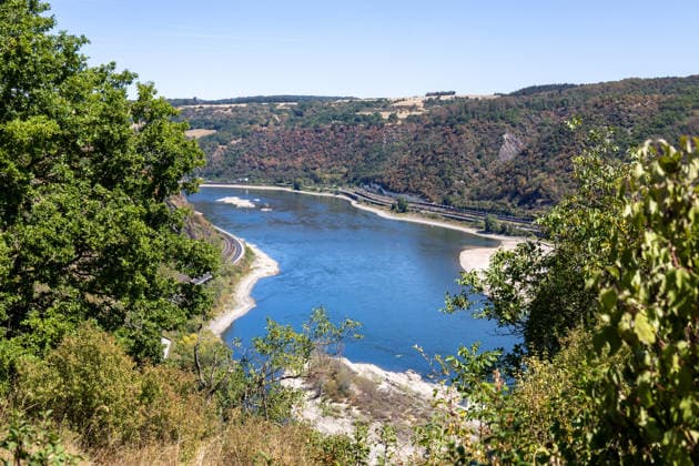 August 2026, Extremes Niedrigwasser am Mittelrhein***Blick vom Aussichtspunkt Sieben-Jungfrauen-Blick bei Oberwesel auf den Rhein *** August 2026, Extremely low water levels on the Middle Rhine***View from the Sieben Jungfrauen lookout point; view of the Rhine near Oberwesel Copyright: xUdoxHerrmannx