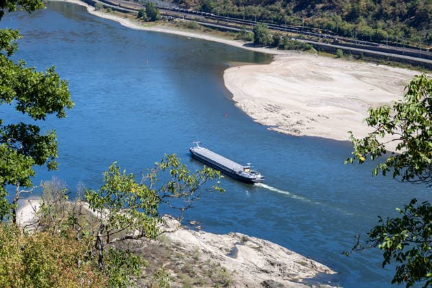 August 2026, Extremes Niedrigwasser am Mittelrhein***Blick vom Aussichtspunkt Sieben-Jungfrauen-Blick bei Oberwesel auf den Rhein *** August 2026, Extremely low water levels on the Middle Rhine***View from the Sieben Jungfrauen lookout point; view of the Rhine near Oberwesel Copyright: xUdoxHerrmannx