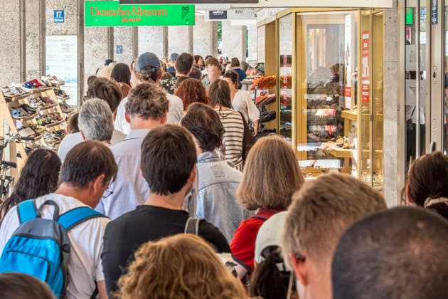 Schlange stehen für die letzten SoFi-Brillen, großer Andrang beim Deutschen Museum Shop am Rindermarkt, als sich rumspricht, daß es eine Sonderlieferung gegeben hatte, München, 11. August 2026 Deutschland, München, 11. August 2026, Schlange stehen für die letzten SoFi-Brillen, großer Andrang beim Deutschen Museum Shop am Rindermarkt, als sich am Dienstagmittag rumspricht, daß es eine Sonderlieferung gegeben hatte, fast überall sind die Schutzbrillen ausverkauft, hohe Nachfrage, partielle Sonnenfinsternis am 12. August abends in München, als Augenschutz braucht man eine spezielle Sonnenfinsternisbrille mit CE-Kennzeichnung, sonst besteht Gefahr für die Netzhaut, es drohen Netzhautschäden, Sommer, Bayern, bayerisch, *** People lin