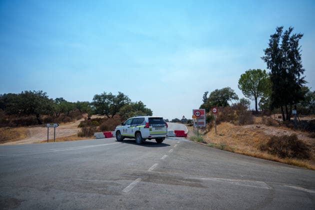 More than 500 personnel are fighting the wildfire in Niebla, Huelva. The access road has been cut off due to the wildfire in Niebla, Huelva, in the town of Aznalcóllar, with the flames spreading into the province of Seville. August 11, 2026, in Niebla, Huelva, Andalusia, Spain. More than 500 personnel from the Military Emergency Unit (UME) and the Civil Guard are now participating in efforts to extinguish the forest fire in Niebla, Huelva, following a further expansion of the human and material resources allocated to this operation. Additionally, the UME has added four new bulldozers that will be deployed throughout Tuesday, primarily for use in the rear area. AUGUST 11, 2026 Francisco J Niebla, Huelva, Andalusia, Spain Niebla, Huelva, And  Copyright: xFranciscoxJ.xOlmox 7709935