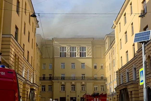 RUSSIA, ST PETERSBURG - AUGUST 11, 2026: A roof fire breaks out at the Vyborgsky Palace of Culture. Video screen grab. Best quality available St Petersburg Russia  - ZUMAt113 20260811_zaa_t113_421 Copyright: xYuliaxAndreyevax