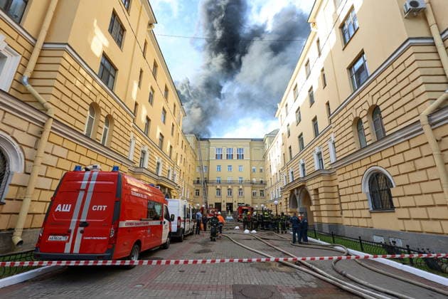 RUSSIA, ST PETERSBURG - AUGUST 11, 2026: Emergency units respond to a roof fire at the Vyborgsky Palace of Culture St Petersburg Russia  - ZUMAt113 20260811_zaa_t113_426 Copyright: xValentinxYegorshinx