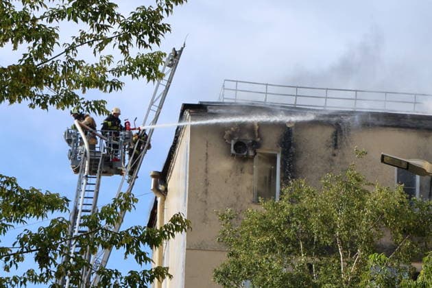 RUSSIA, ST PETERSBURG - AUGUST 11, 2026: Emergency workers climb an aerial ladder to battle a roof fire at the Vyborgsky Palace of Culture St Petersburg Russia  - ZUMAt113 20260811_zaa_t113_427 Copyright: xValentinxYegorshinx