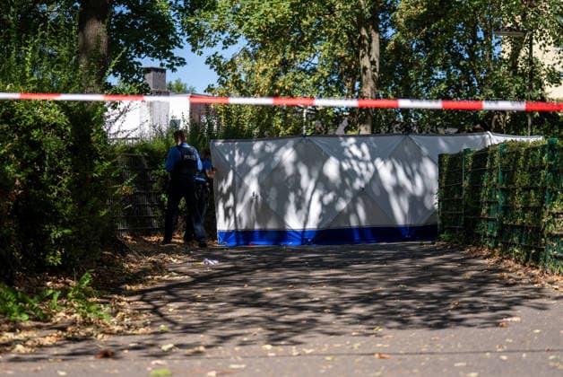 Mann in Frankfurt tödlich verletzt Polizei fahndet nach Tatverdächtigem Am Mittag des 11. August 2026 wurde in Frankfurt am Main eine schwer verletzte Person aufgefunden. Diese verstarb noch am Tatort. Die Polizei fahndet nach dem Täter, auch ein Hubschrauber ist im Einsatz. Der Täter ist flüchtig und möglicherweise bewaffnet. Frankfurt am Main Nied Hessen Deutschland *** Man Fatally Injured in Frankfurt; Police Search for Suspect At noon on August 11, 2026, a seriously injured person was found in Frankfurt am Main. The victim died at the scene. Police are searching for the perpetrator, and a helicopter is also on the scene. The suspect is on the run and may be armed. Frankfurt am Main, Lower Hesse, Germany