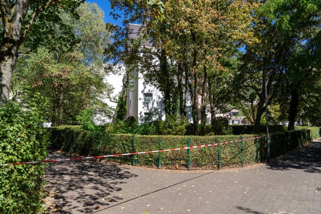 Mann in Frankfurt tödlich verletzt Polizei fahndet nach Tatverdächtigem Am Mittag des 11. August 2026 wurde in Frankfurt am Main eine schwer verletzte Person aufgefunden. Diese verstarb noch am Tatort. Die Polizei fahndet nach dem Täter, auch ein Hubschrauber ist im Einsatz. Der Täter ist flüchtig und möglicherweise bewaffnet. Frankfurt am Main Nied Hessen Deutschland *** Man Fatally Injured in Frankfurt; Police Search for Suspect At noon on August 11, 2026, a seriously injured person was found in Frankfurt am Main. The victim died at the scene. Police are searching for the perpetrator, and a helicopter is also on the scene. The suspect is on the run and may be armed. Frankfurt am Main, Lower Hesse, Germany
