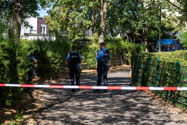 Mann in Frankfurt tödlich verletzt Polizei fahndet nach Tatverdächtigem Am Mittag des 11. August 2026 wurde in Frankfurt am Main eine schwer verletzte Person aufgefunden. Diese verstarb noch am Tatort. Die Polizei fahndet nach dem Täter, auch ein Hubschrauber ist im Einsatz. Der Täter ist flüchtig und möglicherweise bewaffnet. Frankfurt am Main Nied Hessen Deutschland *** Man Fatally Injured in Frankfurt; Police Search for Suspect At noon on August 11, 2026, a seriously injured person was found in Frankfurt am Main. The victim died at the scene. Police are searching for the perpetrator, and a helicopter is also on the scene. The suspect is on the run and may be armed. Frankfurt am Main, Lower Hesse, Germany