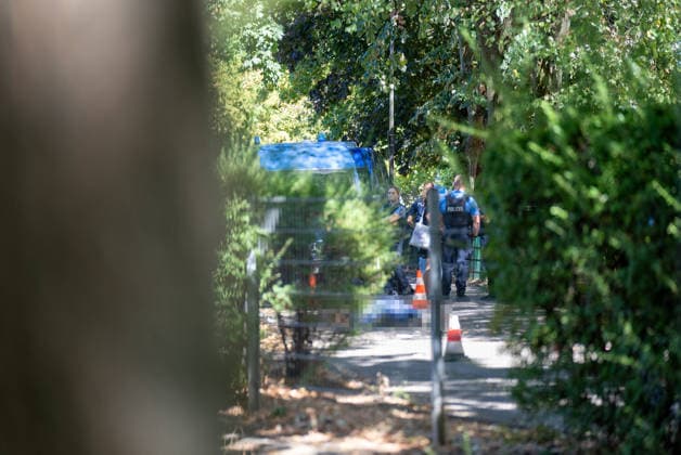 Mann in Frankfurt tödlich verletzt Polizei fahndet nach Tatverdächtigem Am Mittag des 11. August 2026 wurde in Frankfurt am Main eine schwer verletzte Person aufgefunden. Diese verstarb noch am Tatort. Die Polizei fahndet nach dem Täter, auch ein Hubschrauber ist im Einsatz. Der Täter ist flüchtig und möglicherweise bewaffnet. Frankfurt am Main Nied Hessen Deutschland *** Man Fatally Injured in Frankfurt; Police Search for Suspect At noon on August 11, 2026, a seriously injured person was found in Frankfurt am Main. The victim died at the scene. Police are searching for the perpetrator, and a helicopter is also on the scene. The suspect is on the run and may be armed. Frankfurt am Main, Lower Hesse, Germany