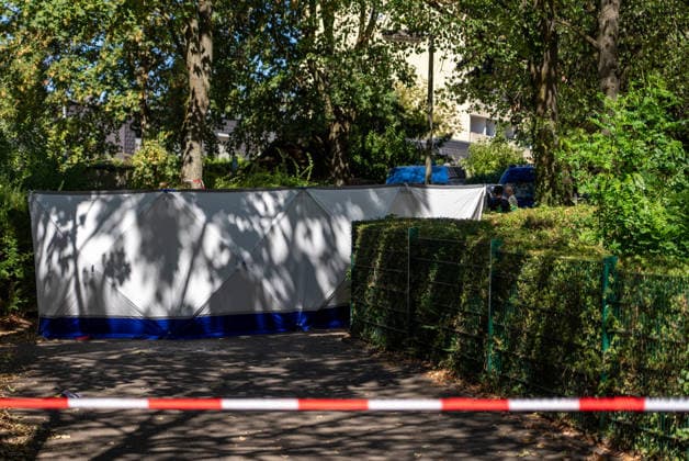Mann in Frankfurt tödlich verletzt Polizei fahndet nach Tatverdächtigem Am Mittag des 11. August 2026 wurde in Frankfurt am Main eine schwer verletzte Person aufgefunden. Diese verstarb noch am Tatort. Die Polizei fahndet nach dem Täter, auch ein Hubschrauber ist im Einsatz. Der Täter ist flüchtig und möglicherweise bewaffnet. Frankfurt am Main Nied Hessen Deutschland *** Man Fatally Injured in Frankfurt; Police Search for Suspect At noon on August 11, 2026, a seriously injured person was found in Frankfurt am Main. The victim died at the scene. Police are searching for the perpetrator, and a helicopter is also on the scene. The suspect is on the run and may be armed. Frankfurt am Main, Lower Hesse, Germany