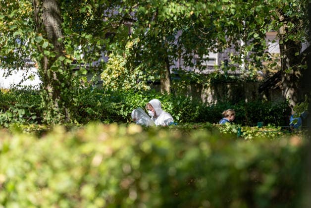 Mann in Frankfurt tödlich verletzt Polizei fahndet nach Tatverdächtigem Am Mittag des 11. August 2026 wurde in Frankfurt am Main eine schwer verletzte Person aufgefunden. Diese verstarb noch am Tatort. Die Polizei fahndet nach dem Täter, auch ein Hubschrauber ist im Einsatz. Der Täter ist flüchtig und möglicherweise bewaffnet. Frankfurt am Main Nied Hessen Deutschland *** Man Fatally Injured in Frankfurt; Police Search for Suspect At noon on August 11, 2026, a seriously injured person was found in Frankfurt am Main. The victim died at the scene. Police are searching for the perpetrator, and a helicopter is also on the scene. The suspect is on the run and may be armed. Frankfurt am Main, Lower Hesse, Germany