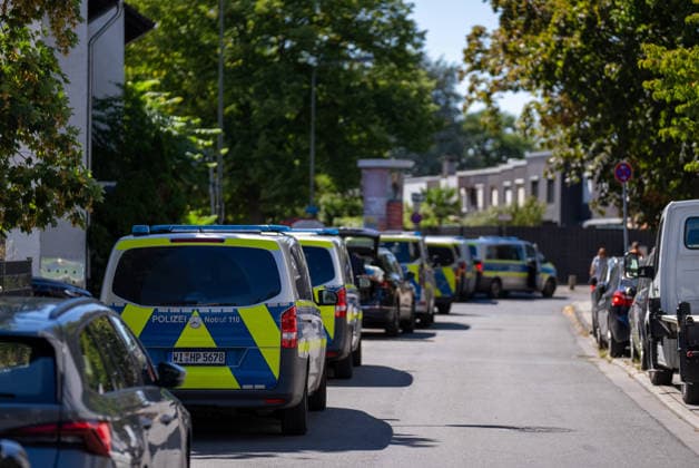 Mann in Frankfurt tödlich verletzt Polizei fahndet nach Tatverdächtigem Am Mittag des 11. August 2026 wurde in Frankfurt am Main eine schwer verletzte Person aufgefunden. Diese verstarb noch am Tatort. Die Polizei fahndet nach dem Täter, auch ein Hubschrauber ist im Einsatz. Der Täter ist flüchtig und möglicherweise bewaffnet. Frankfurt am Main Nied Hessen Deutschland *** Man Fatally Injured in Frankfurt; Police Search for Suspect At noon on August 11, 2026, a seriously injured person was found in Frankfurt am Main. The victim died at the scene. Police are searching for the perpetrator, and a helicopter is also on the scene. The suspect is on the run and may be armed. Frankfurt am Main, Lower Hesse, Germany